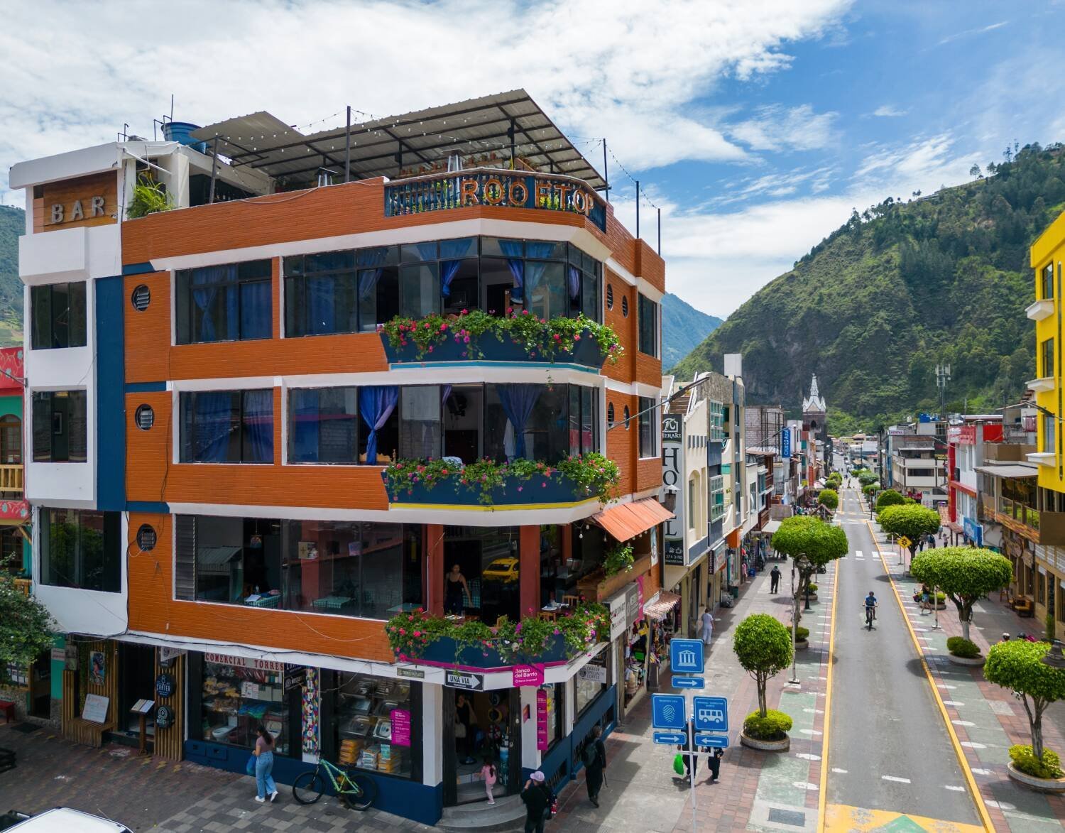 Erupción Art Hotel en el parque central de Baños de Agua Santa
